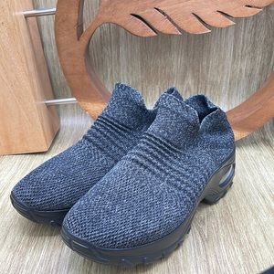 🆕 Slip-on Knit Sneakers with Air Cushion Heel - 9 (grey/black)